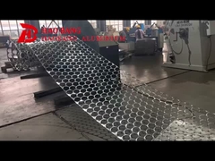 La fábrica está produciendo círculos de aluminio de pequeño tamaño.