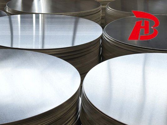 Proceso de producción Superficie fina de aluminio circular Espejo liso Rendimiento de tracción Fuerte para utensilios de cocina no adhesivos