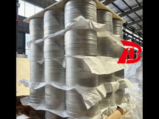 Proceso de producción Superficie fina de aluminio circular Espejo liso Rendimiento de tracción Fuerte para utensilios de cocina no adhesivos