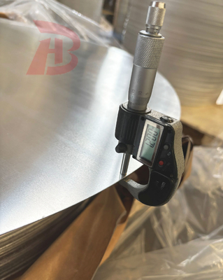 Proceso de producción Superficie fina de aluminio circular Espejo liso Rendimiento de tracción fuerte