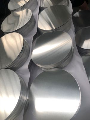 Superficie lisa Disco de aluminio de alta planitud 1050 1060 3003 de aleación, 0,3 ∼6 mm de espesor, tamaño personalizado Aluminio en blanco para cubierta de lámpara y macetas
