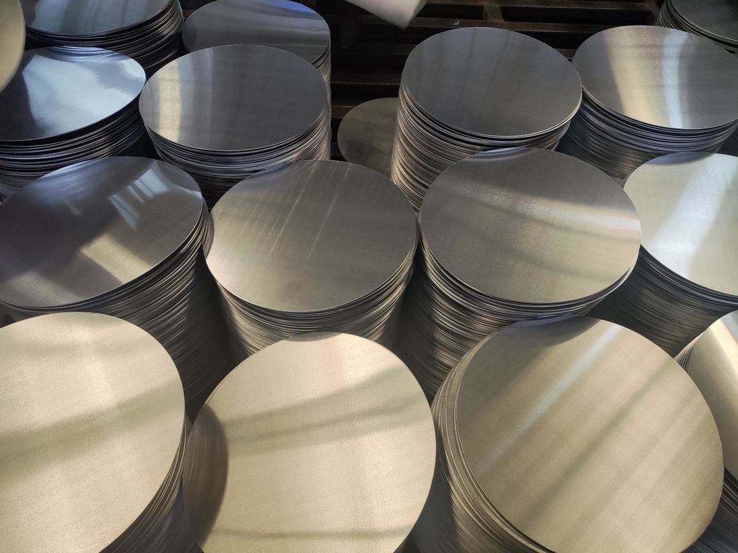 Superficie lisa Disco de aluminio de alta planitud 1050 1060 3003 de aleación, 0,3 ∼6 mm de espesor, tamaño personalizado Aluminio en blanco para cubierta de lámpara y macetas