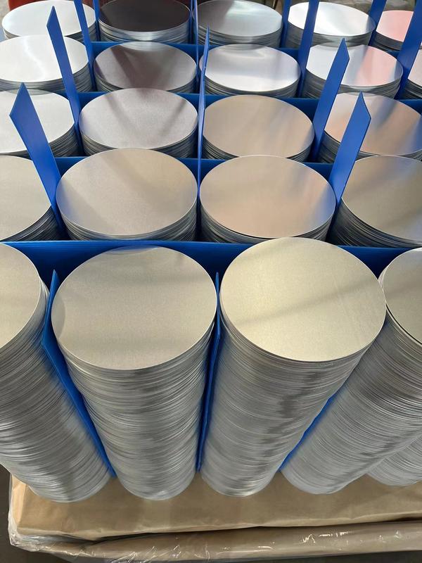 Superficie lisa Disco de aluminio de alta planitud 1050 1060 3003 de aleación, 0,3 ∼6 mm de espesor, tamaño personalizado Aluminio en blanco para cubierta de lámpara y macetas